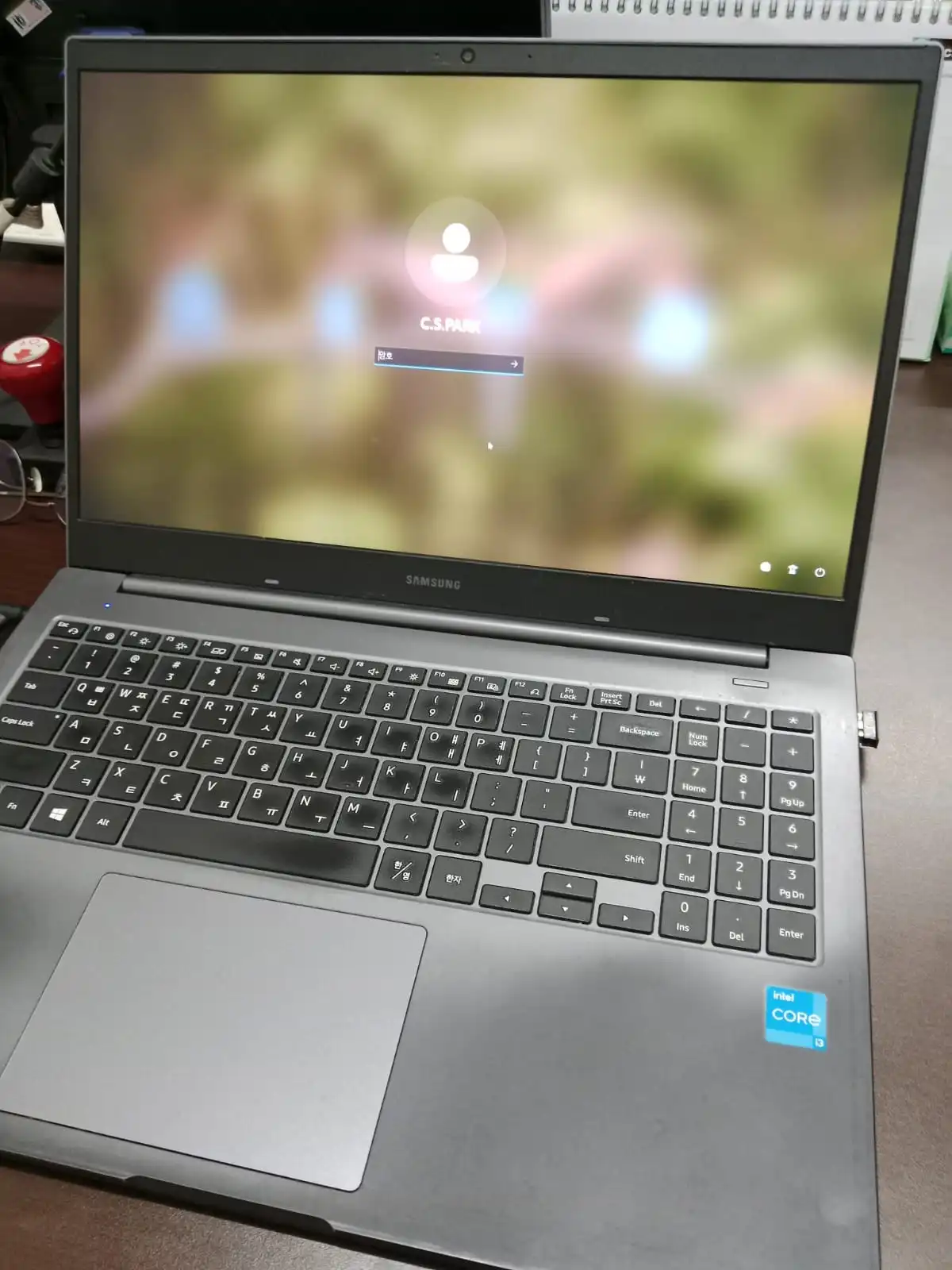 Teknisi AR Computer sedang memperbaiki perangkat pelanggan